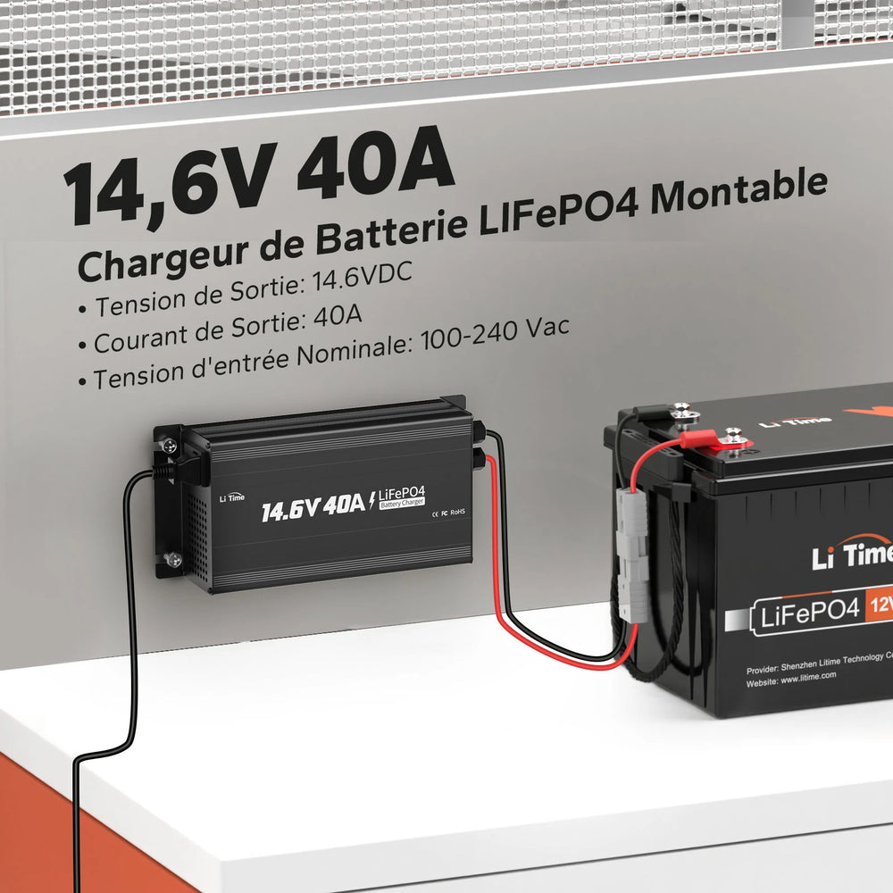 Chargeur LiTime 14.6V 40A montable, branché sur une batterie LiFePO4 avec ses spécifications techniques.